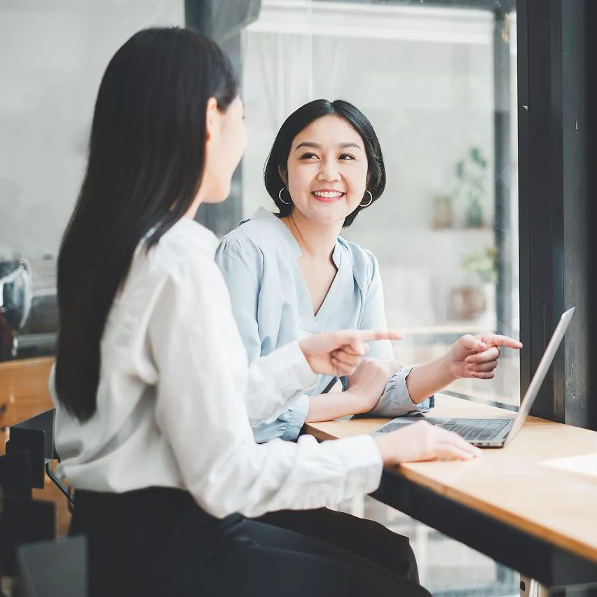 対話しながら研修を受ける女性たち